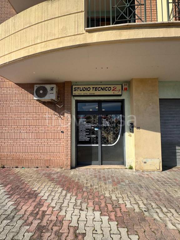 negozio in vendita a Guidonia Montecelio in zona Guidonia