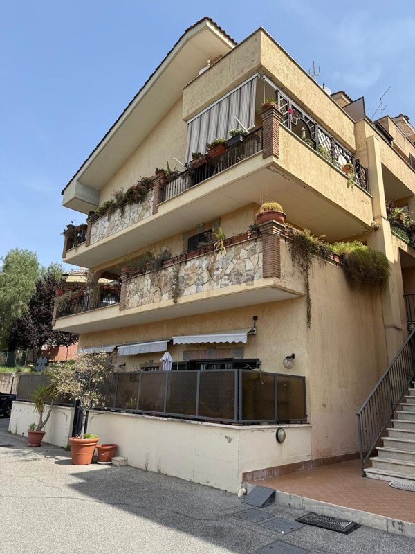 appartamento in vendita a Guidonia Montecelio in zona Marco Simone