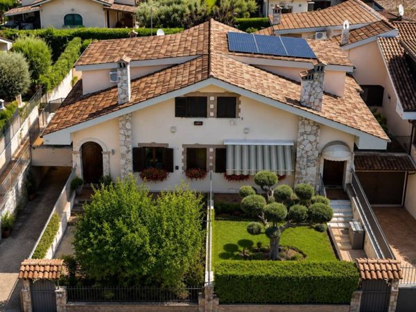 casa indipendente in vendita a Guidonia Montecelio in zona Setteville