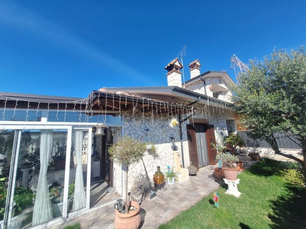 casa indipendente in vendita a Guidonia Montecelio in zona Setteville