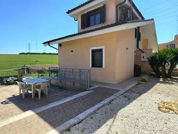 casa indipendente in vendita a Guidonia Montecelio in zona Pichini