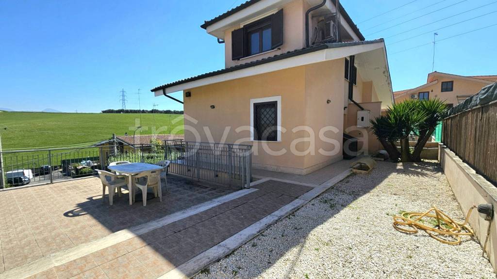 casa indipendente in vendita a Guidonia Montecelio in zona Pichini