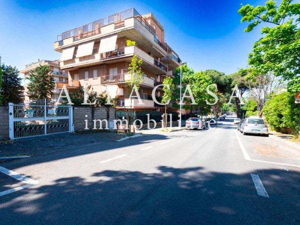locale commerciale in vendita a Guidonia Montecelio in zona Colleverde