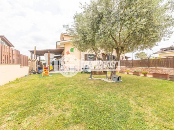 casa indipendente in vendita a Guidonia Montecelio in zona Marco Simone