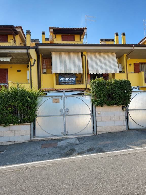 casa indipendente in vendita a Guidonia Montecelio in zona Marco Simone