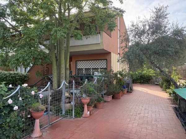 casa indipendente in vendita a Guidonia Montecelio in zona La Botte