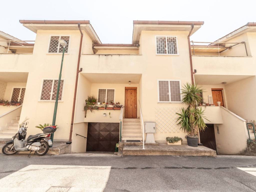 casa indipendente in vendita a Guidonia Montecelio in zona Colle Fiorito