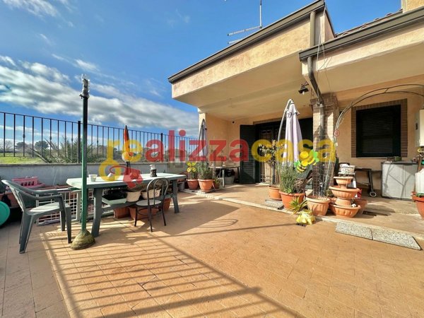 casa indipendente in vendita a Guidonia Montecelio in zona Setteville