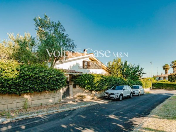 casa indipendente in vendita a Guidonia Montecelio in zona Colleverde