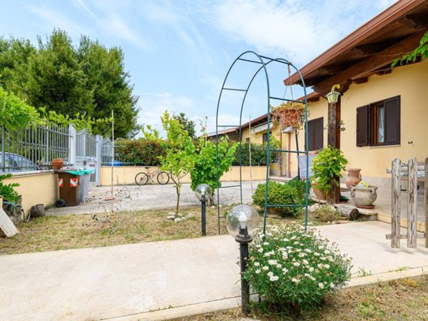 casa indipendente in vendita a Guidonia Montecelio in zona La Botte