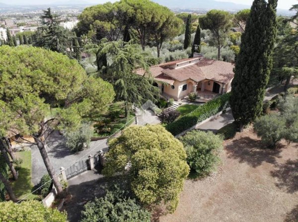 casa indipendente in vendita a Guidonia Montecelio in zona Colle Fiorito