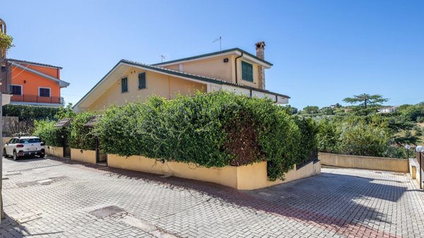 casa indipendente in vendita a Guidonia Montecelio in zona Pichini