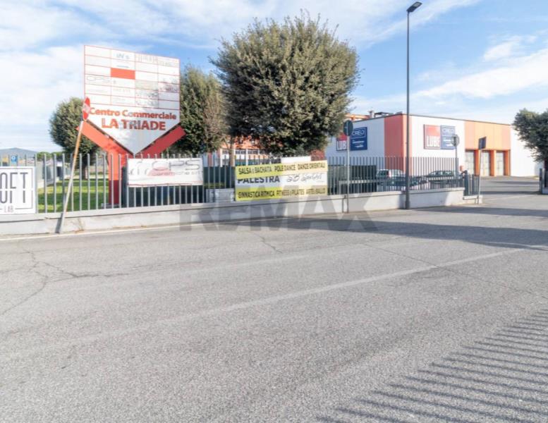 locale commerciale in vendita a Guidonia Montecelio in zona Guidonia