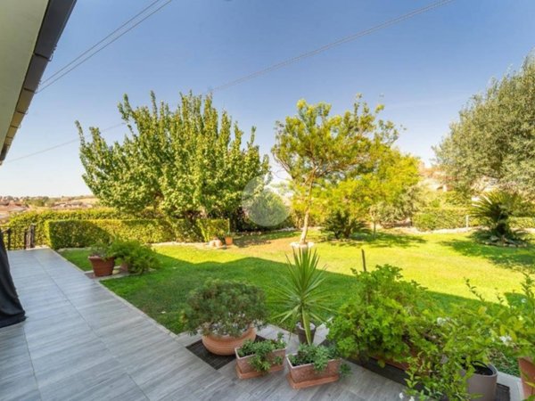 casa indipendente in vendita a Guidonia Montecelio in zona Colleverde