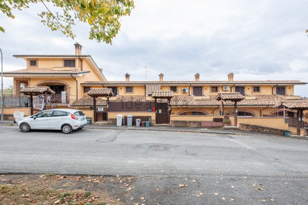 casa indipendente in vendita a Guidonia Montecelio in zona Pichini