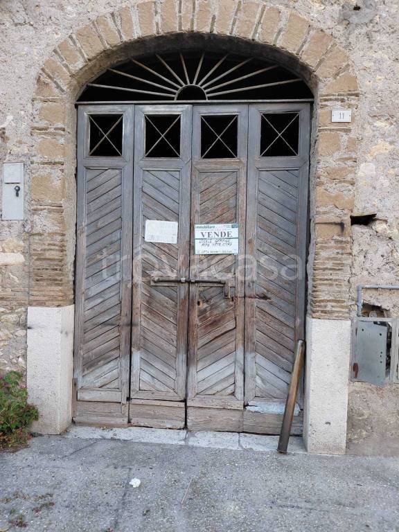 locale di sgombero in vendita a Guidonia Montecelio in zona Montecelio