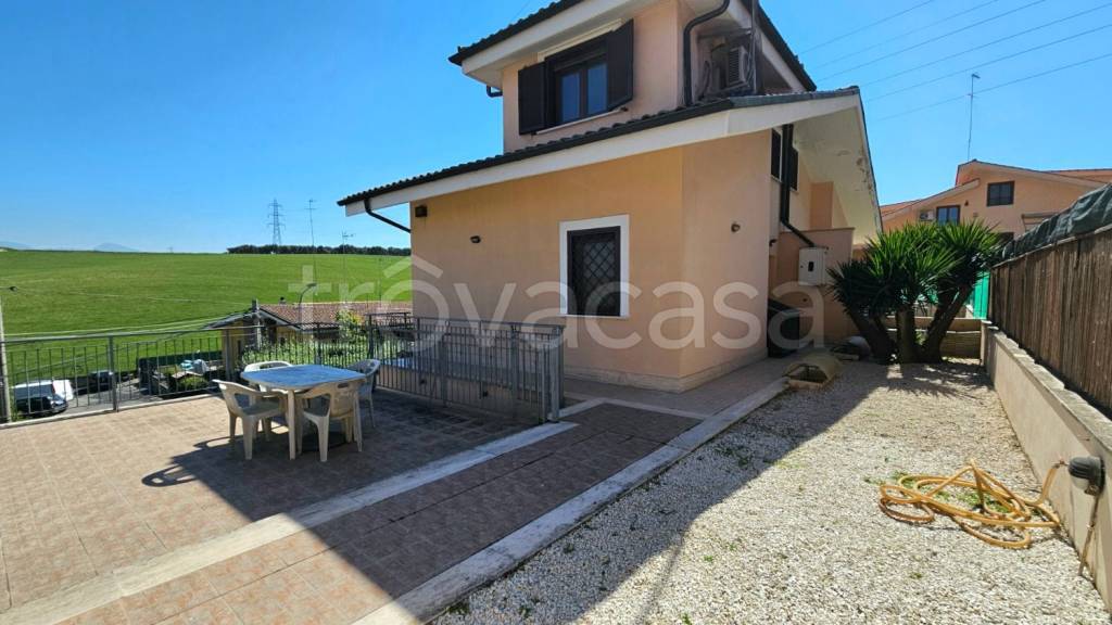 casa indipendente in vendita a Guidonia Montecelio in zona Pichini