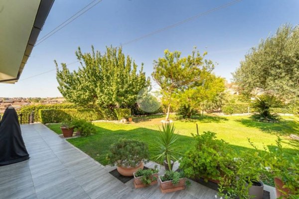 casa indipendente in vendita a Guidonia Montecelio in zona Colleverde