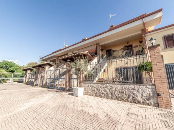 casa indipendente in vendita a Guidonia Montecelio in zona Setteville