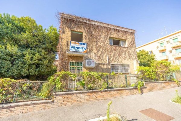 casa indipendente in vendita a Guidonia Montecelio in zona Guidonia
