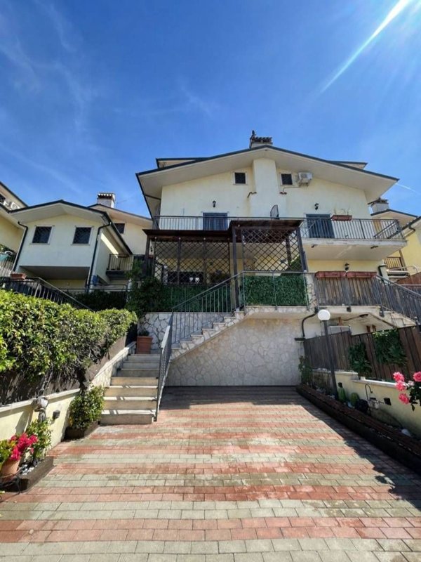 casa indipendente in vendita a Guidonia Montecelio in zona Marco Simone