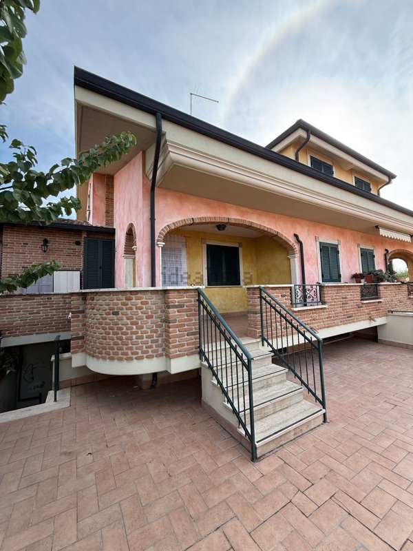 casa indipendente in vendita a Guidonia Montecelio in zona Setteville
