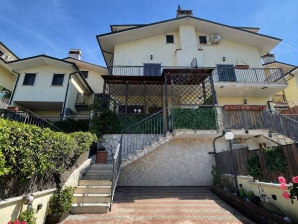 casa indipendente in vendita a Guidonia Montecelio in zona Marco Simone