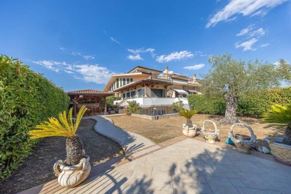 casa indipendente in vendita a Guidonia Montecelio in zona Setteville