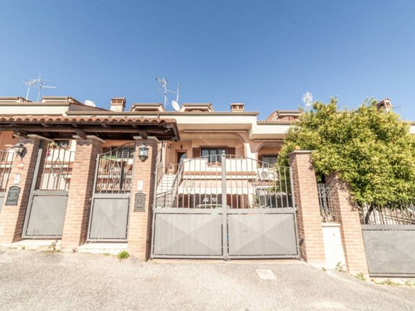 casa indipendente in vendita a Guidonia Montecelio in zona Setteville