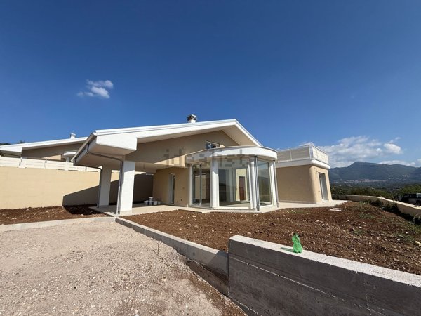 casa indipendente in vendita a Guidonia Montecelio in zona Colle Spinello