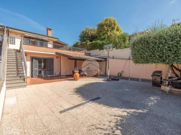 casa indipendente in vendita a Guidonia Montecelio in zona Colleverde