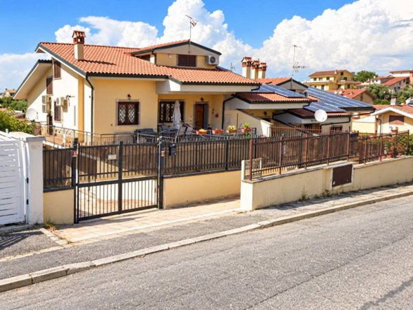 casa indipendente in vendita a Guidonia Montecelio in zona Setteville