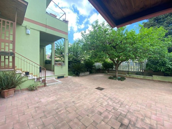 casa indipendente in vendita a Guidonia Montecelio in zona Colleverde