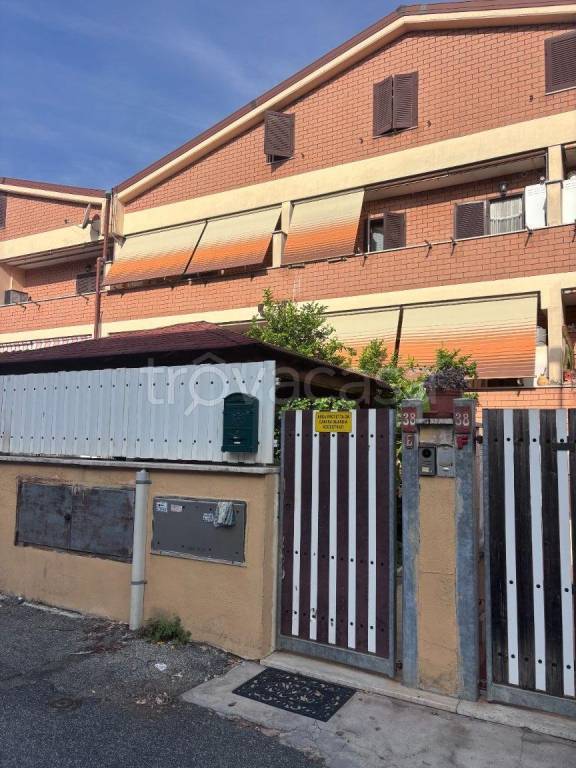 casa indipendente in vendita a Guidonia Montecelio in zona Colle Fiorito