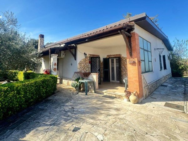 casa indipendente in vendita a Guidonia Montecelio in zona Montecelio