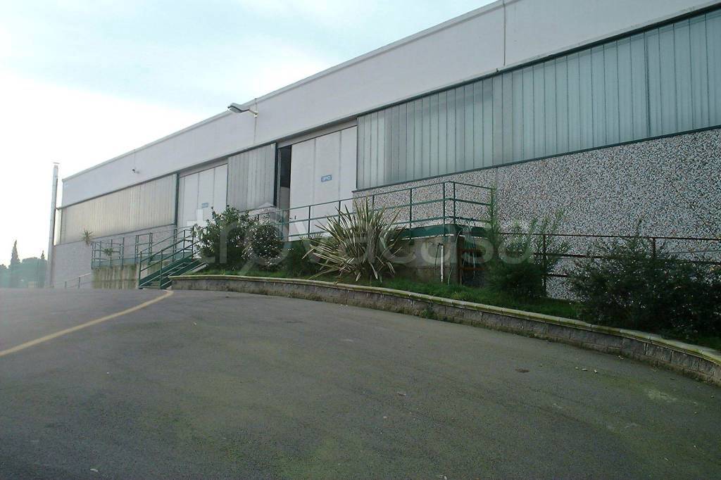 locale commerciale in vendita a Guidonia Montecelio