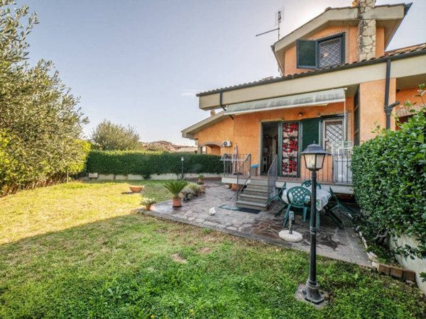 casa indipendente in vendita a Guidonia Montecelio in zona Setteville