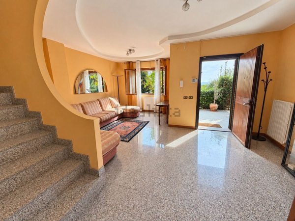 casa indipendente in vendita a Guidonia Montecelio in zona Colle Fiorito