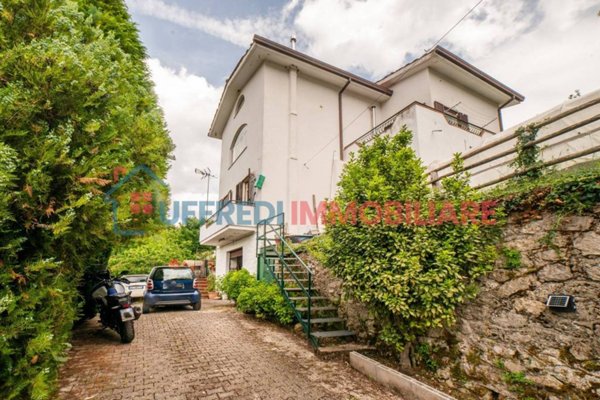 casa indipendente in vendita a Jenne