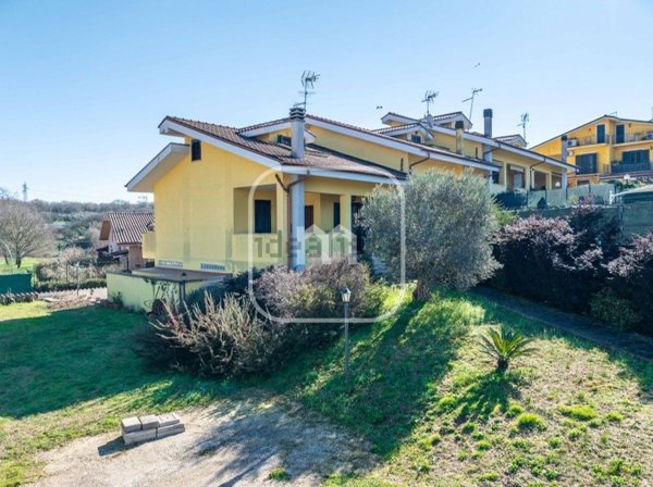 casa indipendente in vendita a Labico in zona Colle Spina
