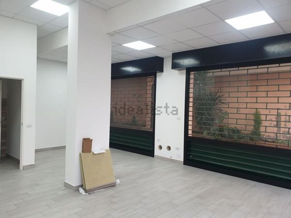 locale commerciale in vendita a Labico