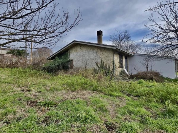 locale commerciale in vendita a Labico