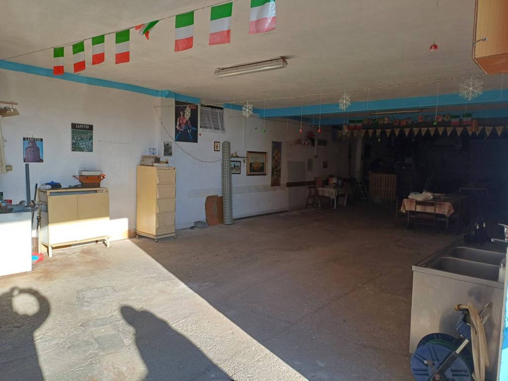 locale commerciale in vendita a Lanuvio