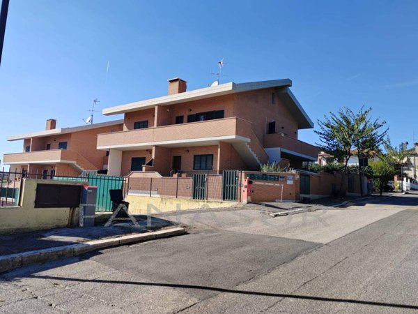 casa indipendente in vendita a Lanuvio