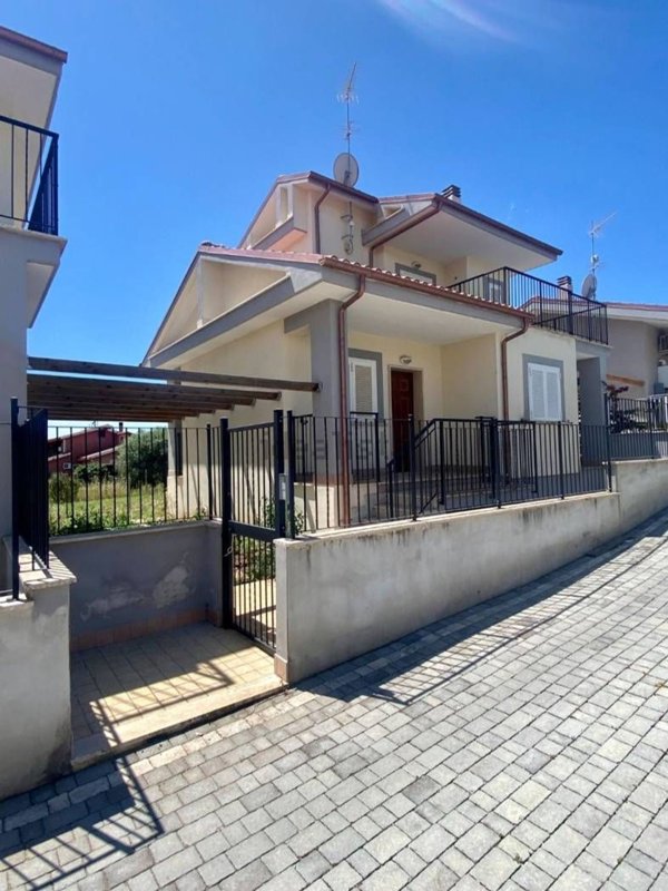 casa indipendente in vendita a Lanuvio