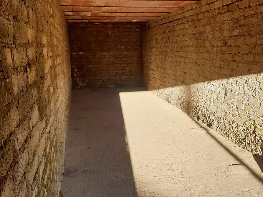 locale di sgombero in vendita a Lanuvio