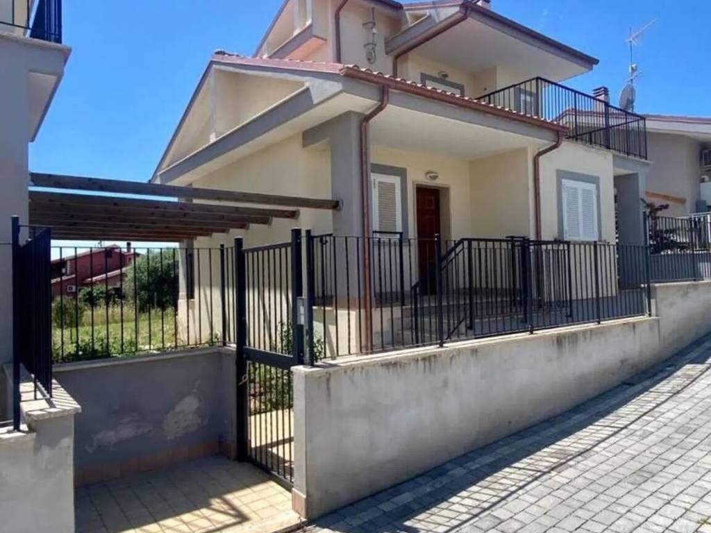 casa indipendente in vendita a Lanuvio