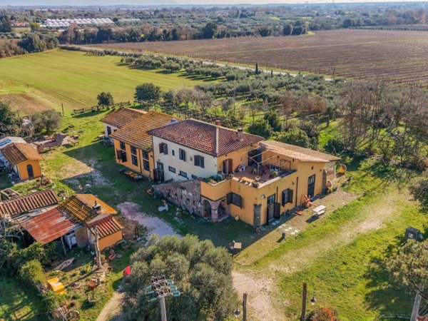 negozio in vendita a Lanuvio in zona Malcavallo