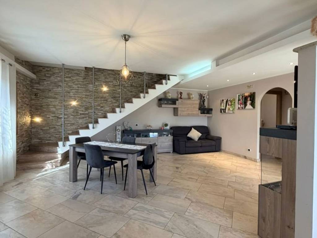 casa indipendente in vendita a Lanuvio in zona Sambuco