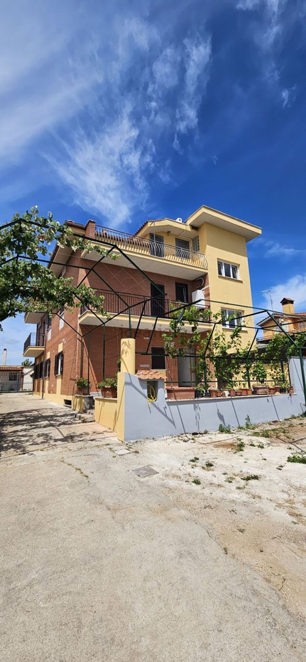 appartamento in vendita a Lanuvio in zona Pascolare